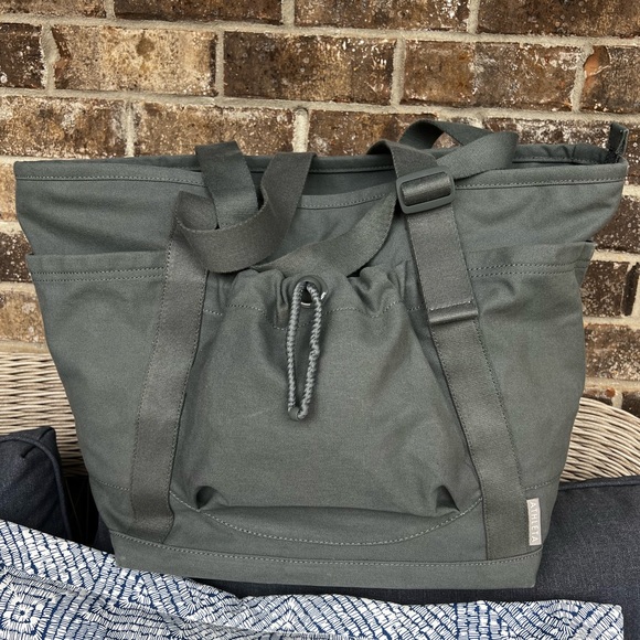 Athleta Kinetic Large Tote, used once. Metropolis Grey - Picture 4 of 8